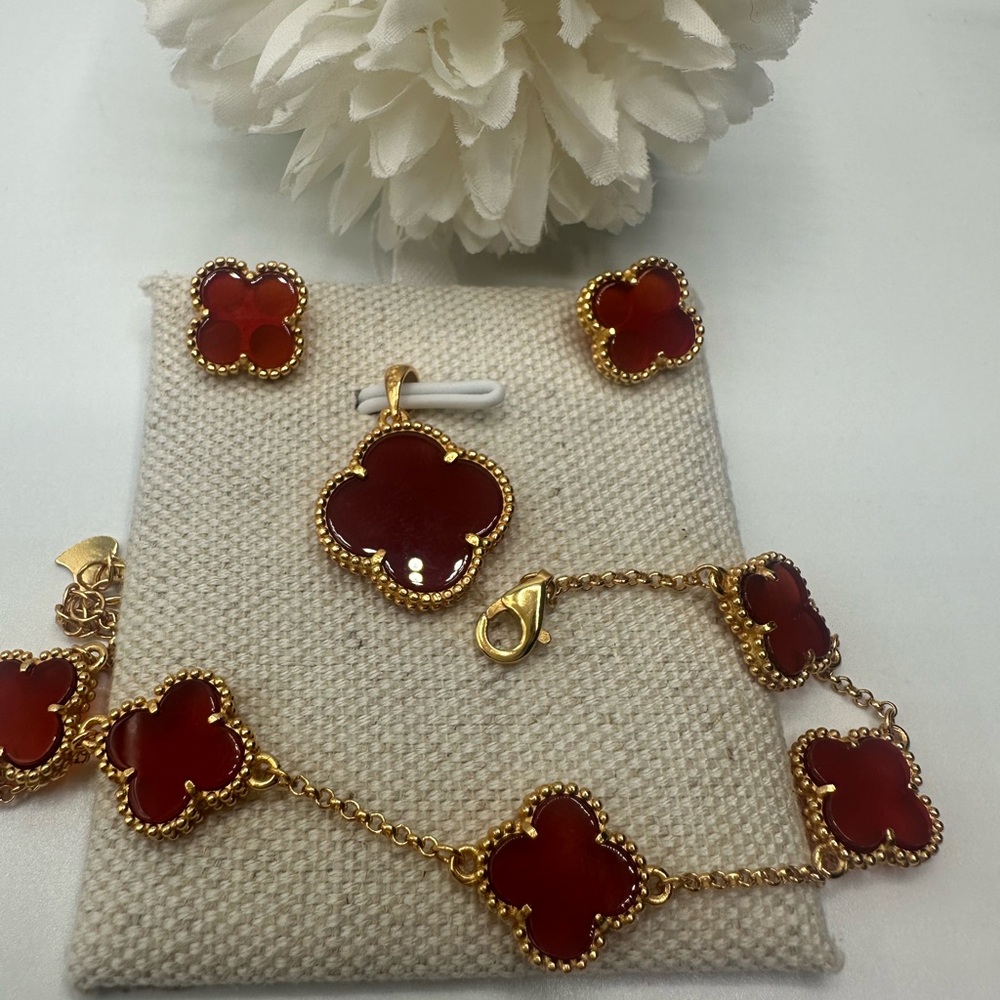 Elegant Gold and Red agate clover set in silver 925 settings